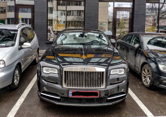 На столичной парковке заметили Rolls-Royce за 12 миллионов