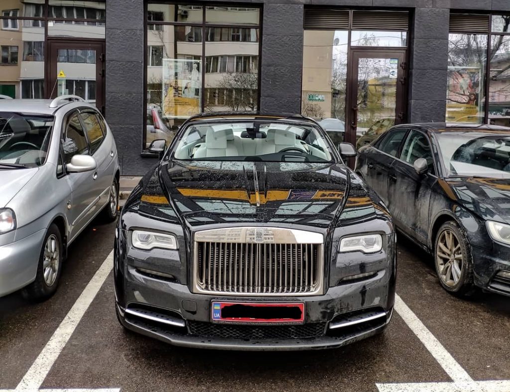 На столичной парковке заметили Rolls-Royce за 12 миллионов