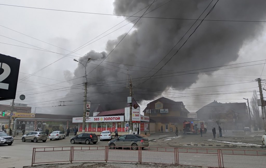 Во время пожара на рынке в РФ эвакуировали 150 человек