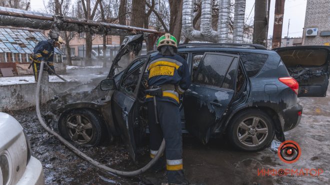 В Днепре сгорела Toyota RAV4: вероятен поджог