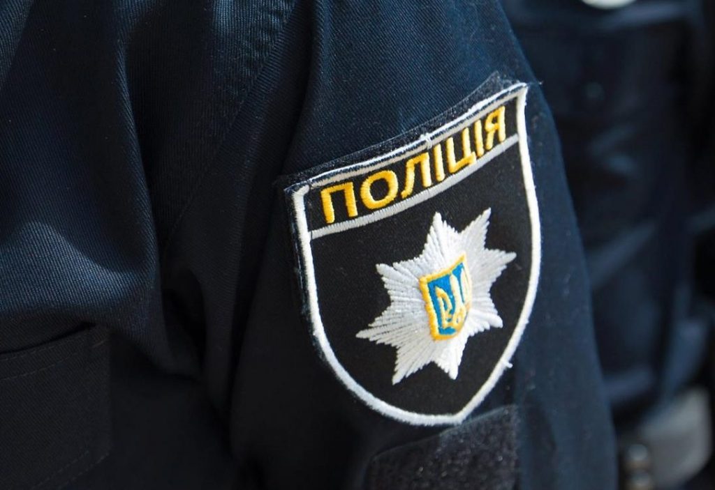 В Харькове полицейские спасли жизнь парню на мосту