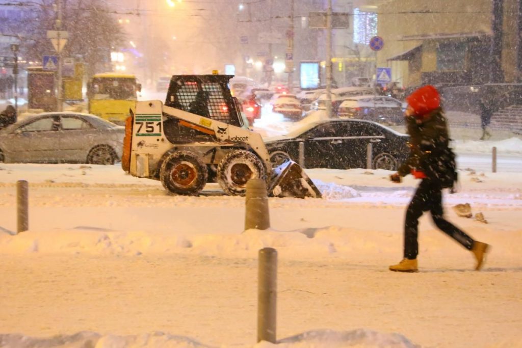 Столичный снегопад: коммунальщики не успевают расчищать дороги