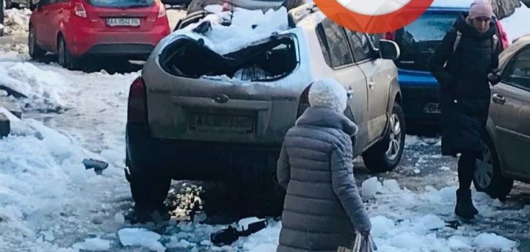 В Киеве на внедорожник упала замерзшая глыба снега: авто смяло