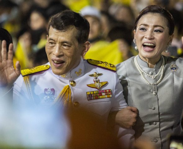 Жена короля Таиланда пропала после скандала с интимными снимками его любовницы