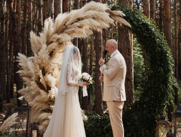Настя Каменских показала лучшие кадры со свадебным платьем