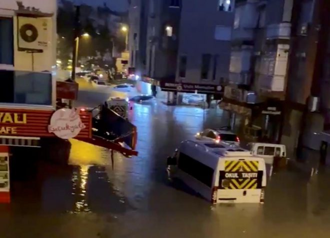 В Турции паводком затопило дома и авто: есть погибшие