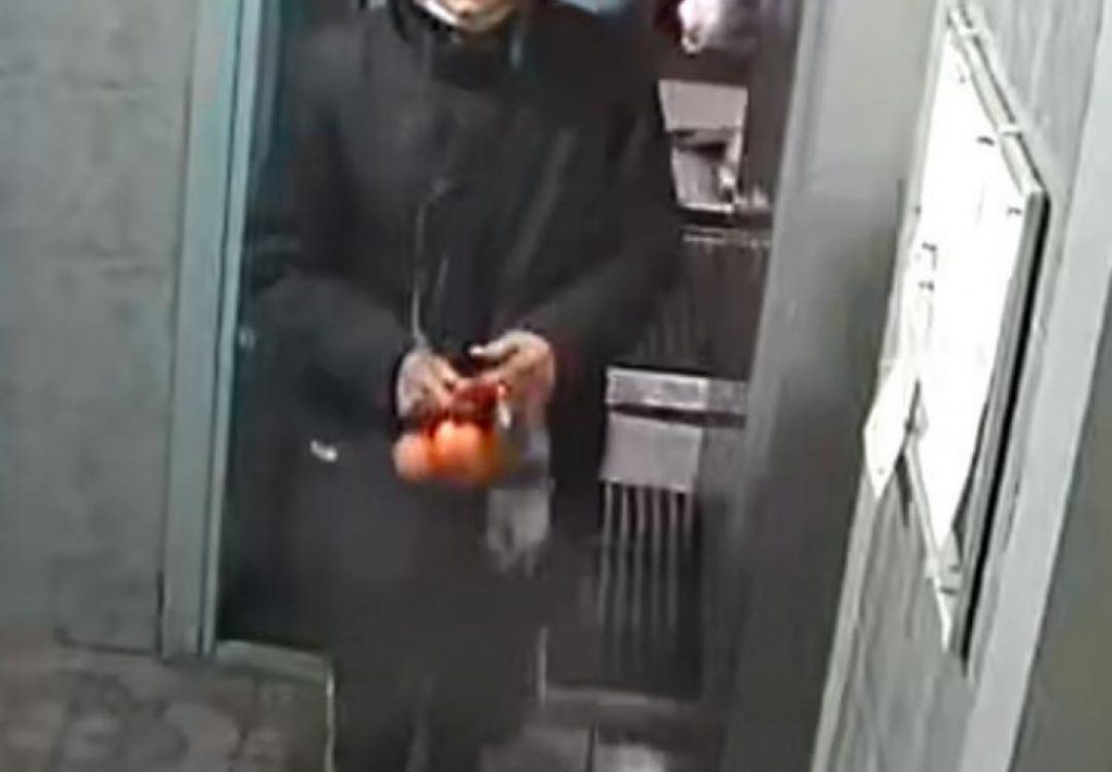 В Киеве мужчина с мандаринами украл лифтовые катушки &#8212; соцсети