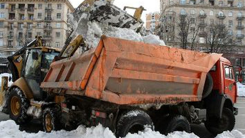В Киеве &#171;герои парковки&#187; мешают уборке дорог от снега &#8212; эксперт