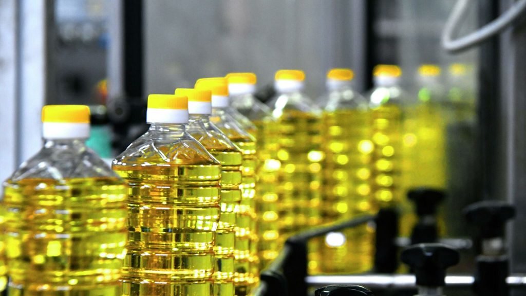 В украинских магазинах продолжит дорожать подсолнечное масло – экономист