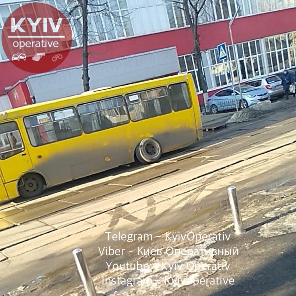 На Подоле в Киеве у маршрутки отвалилось колесо