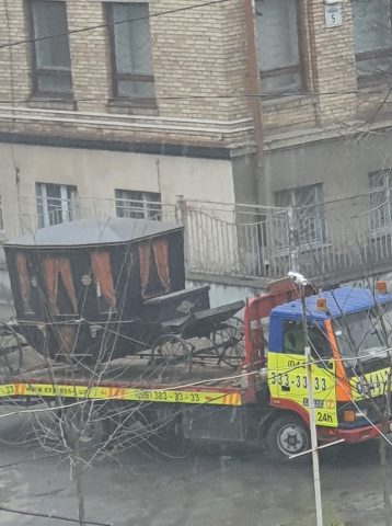 Курьез на дороге: в Киеве эвакуатор перевозил «королевскую» карету  