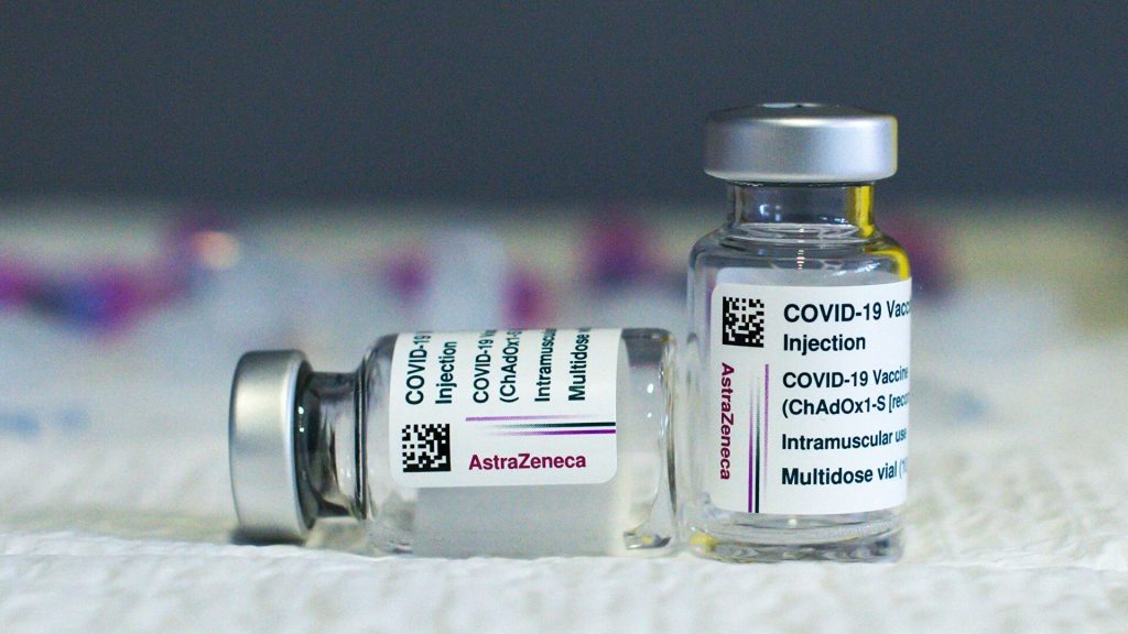 Регулятор ЕС признал вакцину AstraZeneca безопасной