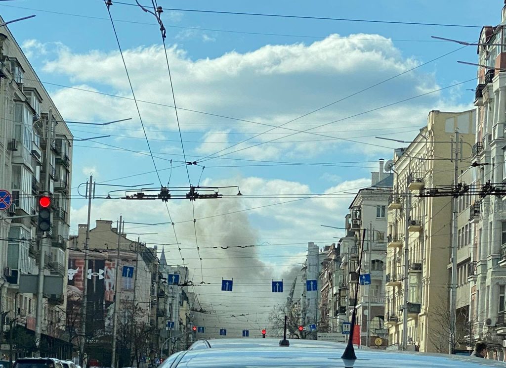 В центре Киева горит жилой дом: улица в дыму