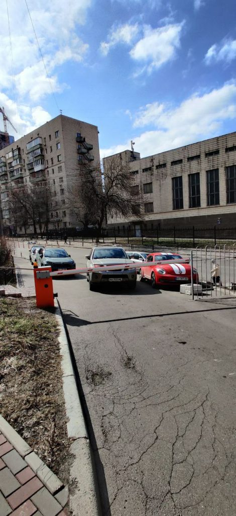 На Печерске в Киеве «герой парковки» заблокировал въезд в роддом