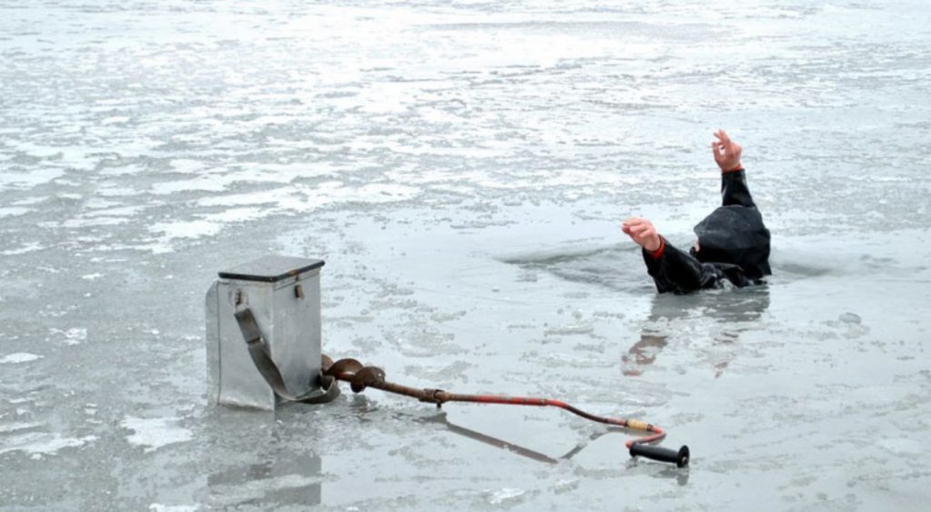 В Киеве мужчина провалился под лед, спасая собаку