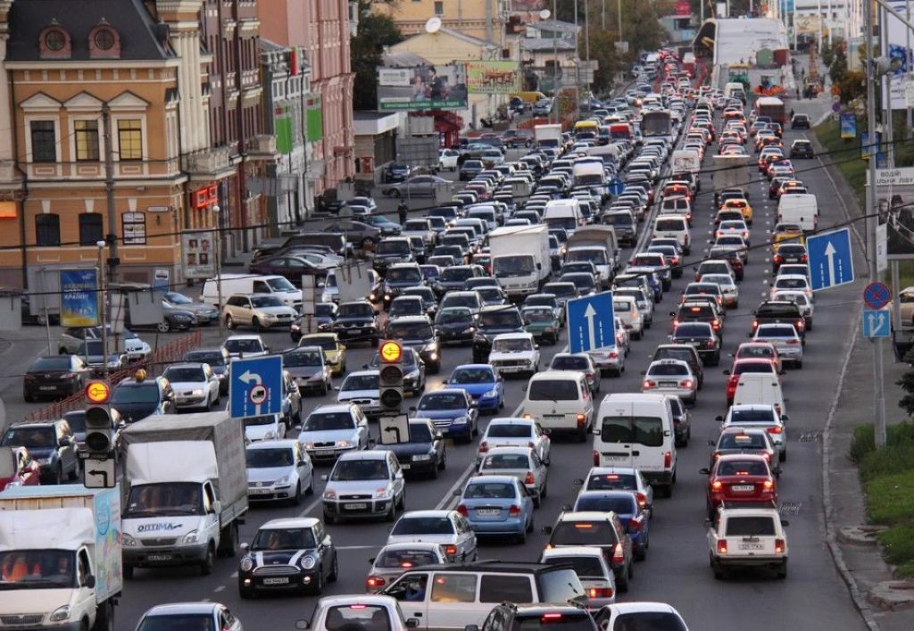 Утром на дорогах Киева образовались пробки
