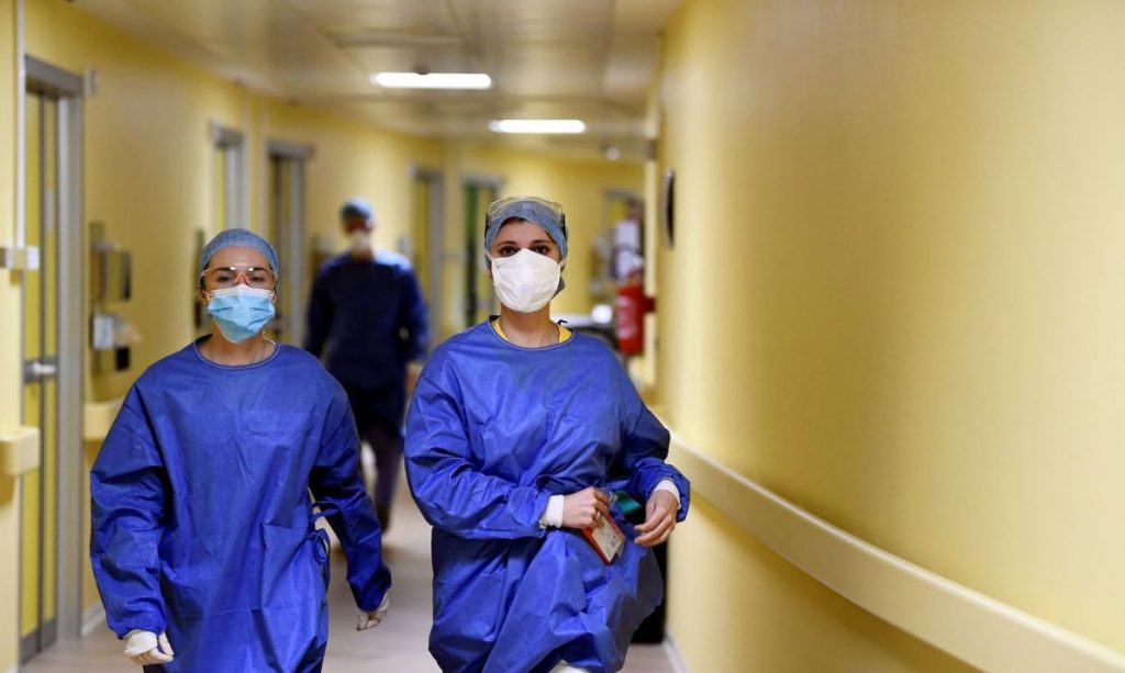 В Украине в разгар пандемии сократили 73 тысяч медиков