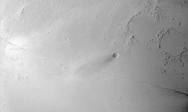 На поверхности Марса обнаружили огромные разломы