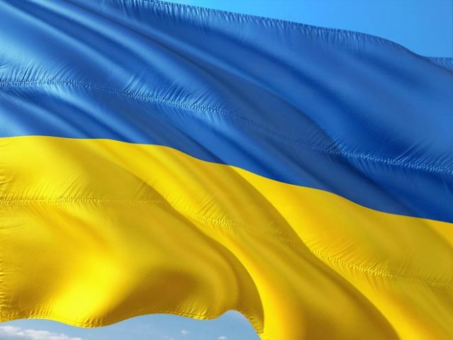 Из-за сильного ветра в Киеве приспустили главный флаг Украины