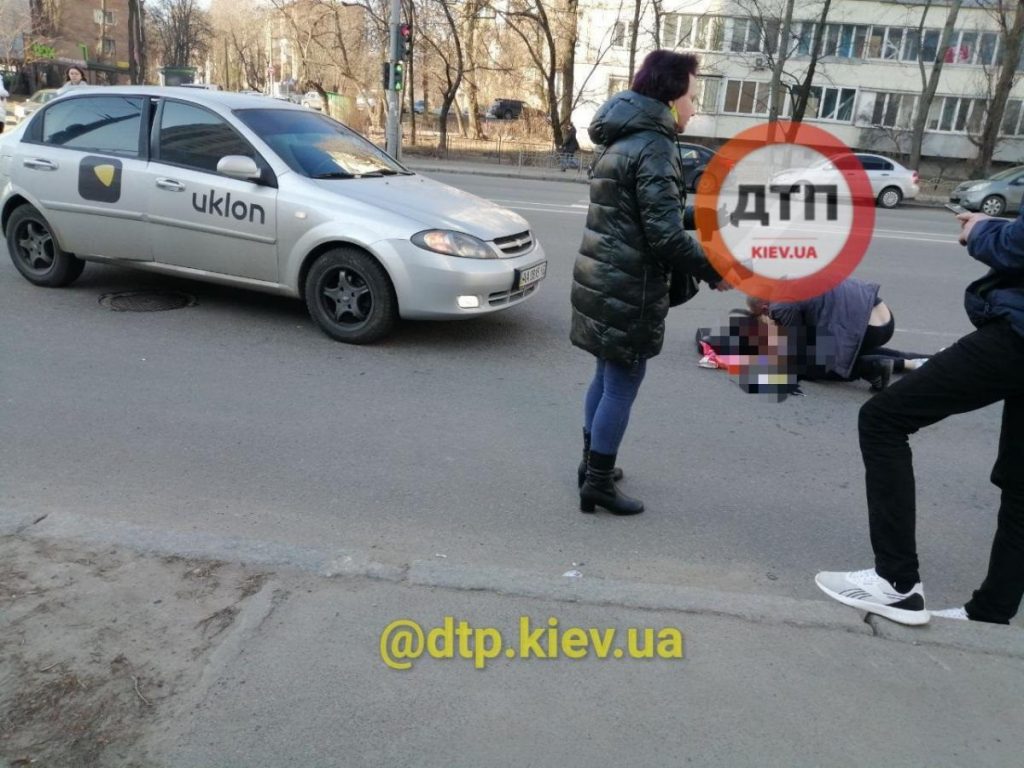 В Киеве таксист сбил молодую девушку
