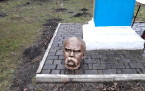 На Ивано-Франковщине вандалы надругались над памятником Шевченко