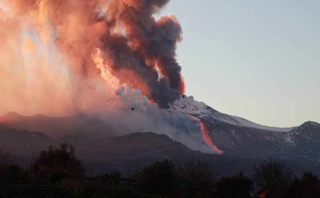 Вулкан Этна выбросил раскаленную лаву: 14 раз за месяц