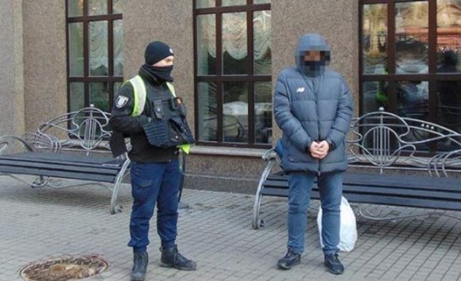 В Киеве преступник выманил у пенсионерки 7 тысяч долларов