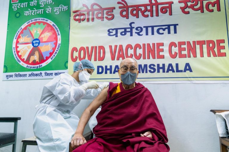 Далай-лама привился вакциной Covishield