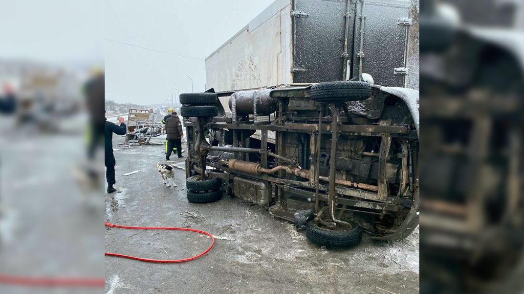Под Днепром на трассе столкнулись 2 грузовика: погиб мужчина
