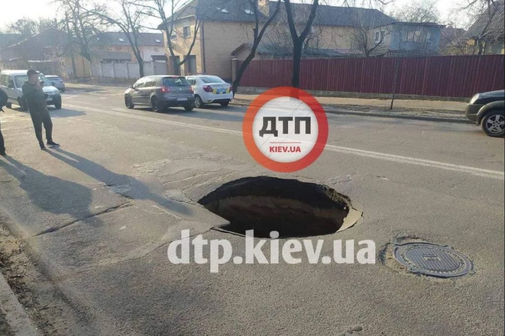 В Киеве посреди дороги образовалась огромная яма