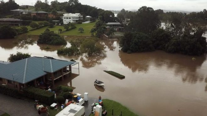В Австралии затопило города, повреждены дороги