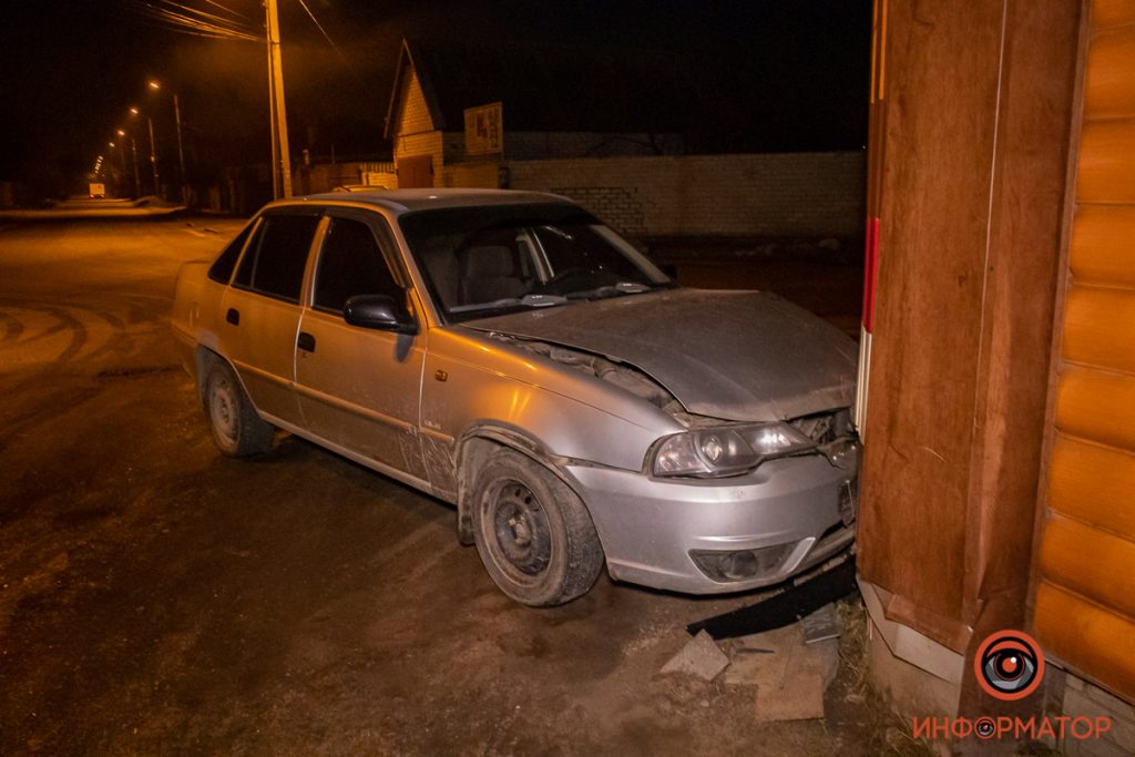 В Днепре пьяный водитель Daewoo врезался в здание