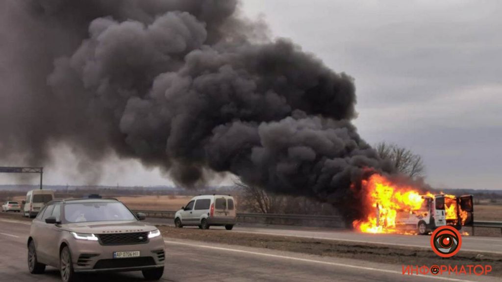 В Днепропетровской области на трассе сгорел микроавтобус