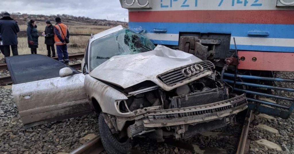 В Донецкой области столкнулись поезд и автомобиль