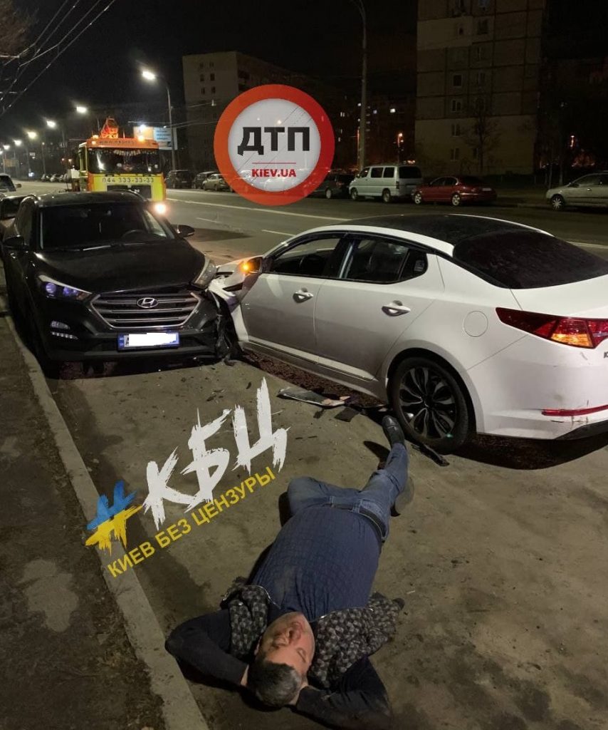В Киеве  после ДТП  пьяный водитель лег &#171;отдохнуть&#187; на дороге (фото)