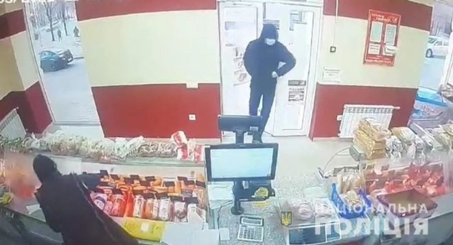 В Запорожье мужчина с отверткой ограбил магазин