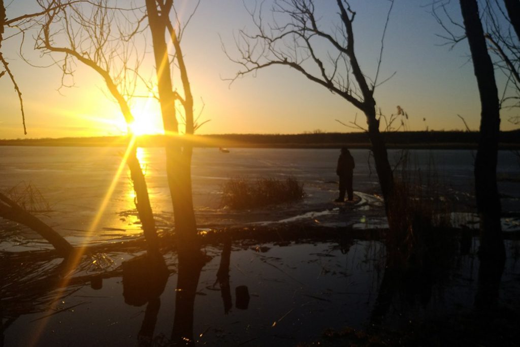 Трагедия под Днепром: двое рыбаков провалились под лед