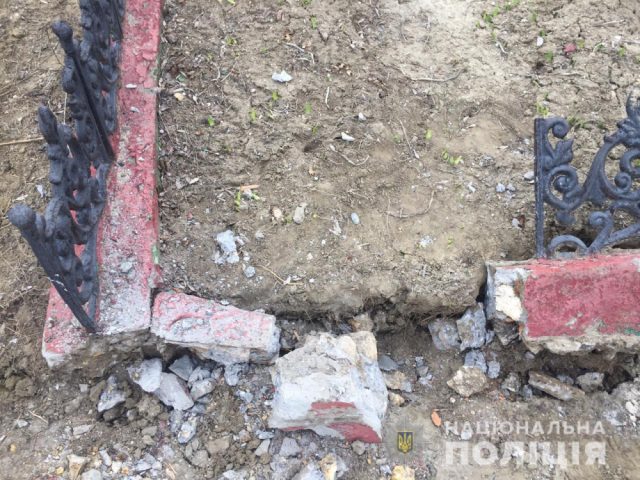 Вандалы осквернили могилы на одесском кладбище