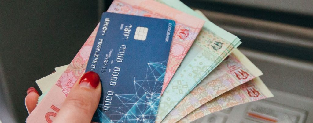 Средняя зарплата в Украине выросла на 200 гривен