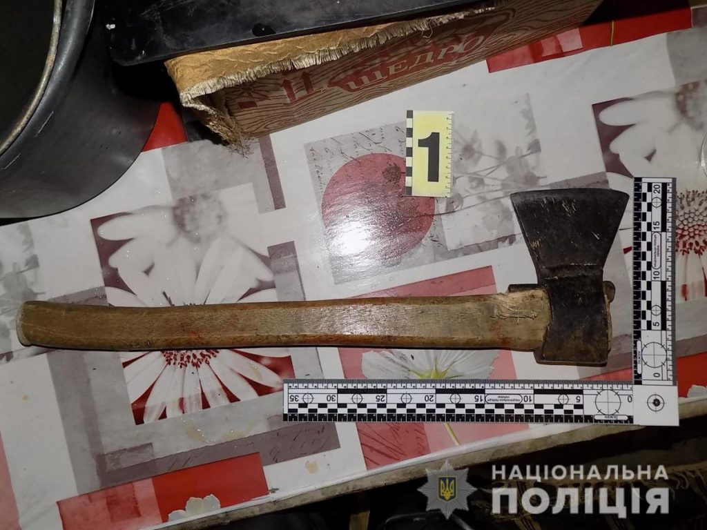 Житель Одесской области ударил отца топором за пустяк