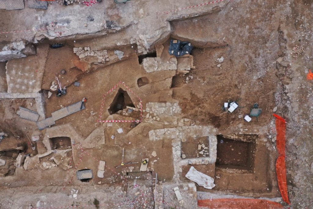 В Чехии обнаружили захоронение с артефактами, которому 1600 лет