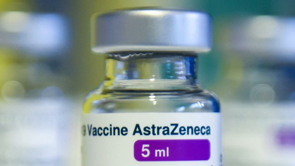Медик прокомментировал приостановку поставок вакцин Astrazeneca  в Украину