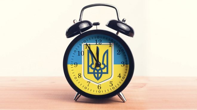 Зимнее время: В  октябре украинцы переведут часы на час назад