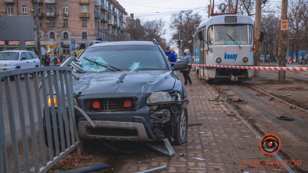 В Днепре Volvo с женщиной-водителем сбило пешехода  