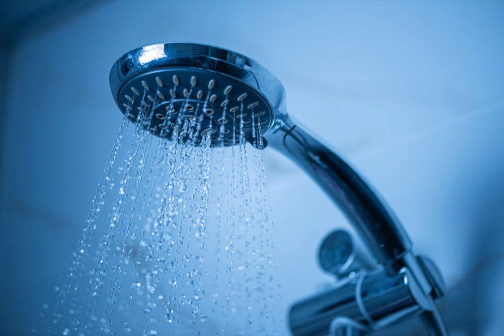 Почему холодный душ вреден: ответ врача