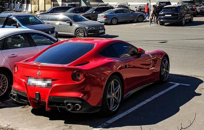 На столичной парковке заметили роскошный Ferrari  