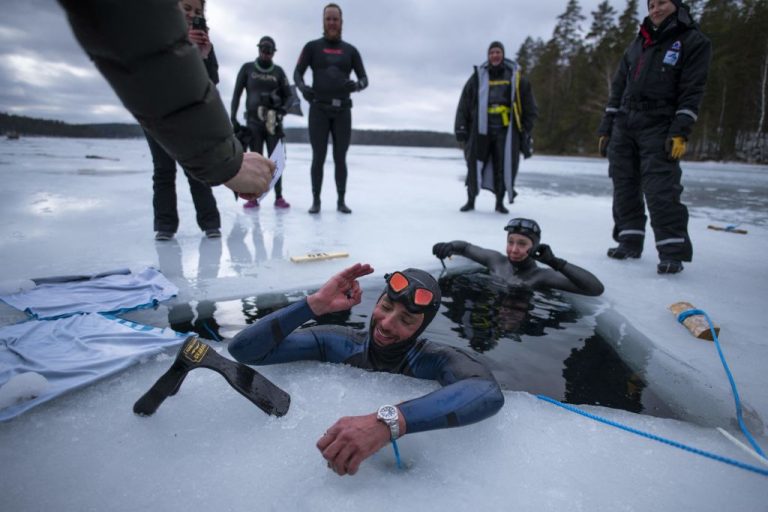 Француз побил рекорд по плаванию подо льдом