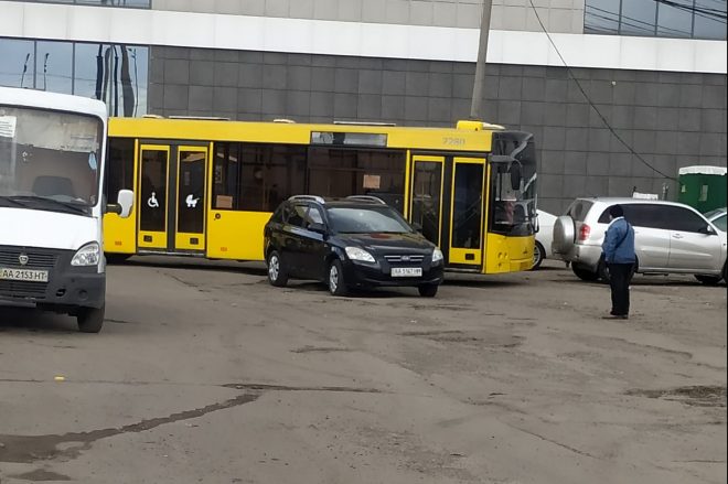На столичных Осокорках «герой парковки» заблокировал автобусы