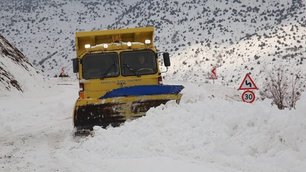 На столицу Турции обрушился мощный снегопад