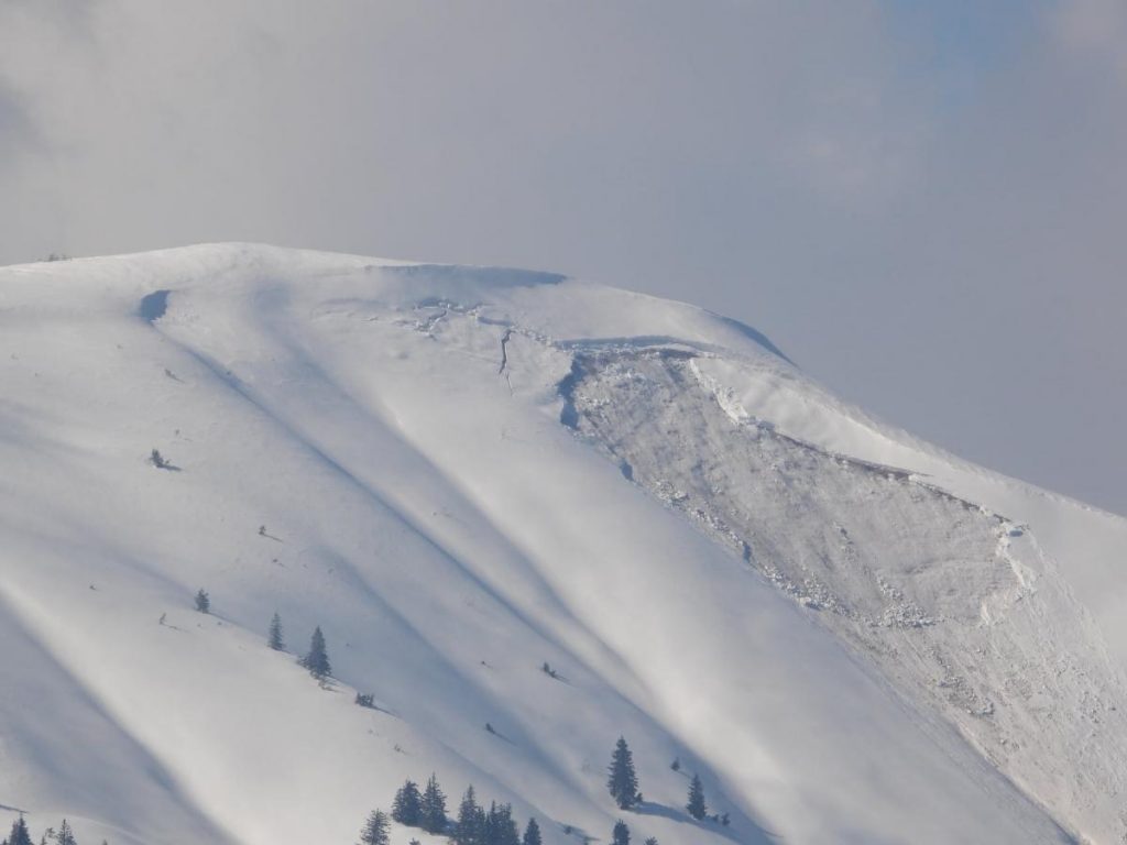 В швейцарских Альпах на лыжников сошла лавина: девять пострадавших выжили